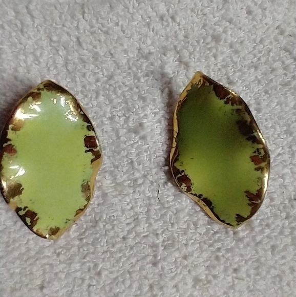 Goldtone green 💚 clip earrings - Picture 1 of 3